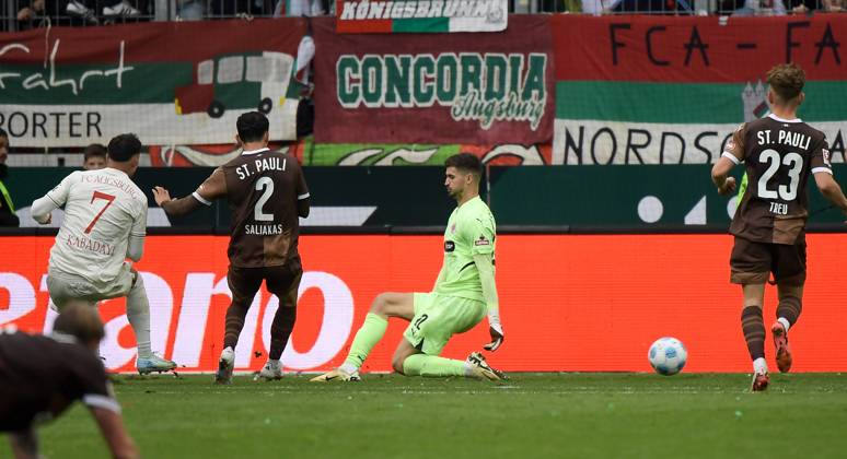 15.09.2024, xemx, Fussball 1.Bundesliga, FC Augsburg - FC St.Pauli emspor, v.l. Yusuf Kabadayi (FC Augsburg) Goal scored, erziehlt das Tor zum 3:1 (DFL DFB REGULATIONS PROHIBIT ANY USE OF PHOTOGRAPHS as IMAGE SEQUENCES and or QUASI-VIDEO) Augsburg