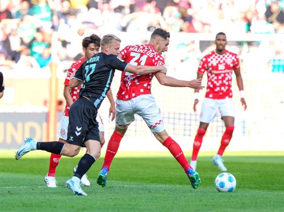Marco Gruell (SV Werder Bremen, 17) im Zweikampf mit Dominik Kohr (1. FSV Mainz 05, 31), GER, 1. FSV Mainz 05 vs. SV Werder Bremen, Fussball, 1. Bundesliga, 3. Spieltag, Spielzeit 2024 2025, 15.09.2024. DFL DFB REGULATIONS PROHIBIT ANY USE OF PHOTOGRAPHS as IMAGE SEQUENCES and or QUASI-VIDEO. GER, 1. FSV Mainz 05 vs. SV Werder Bremen, Fussball, 1. Bundesliga, 3. Spieltag, Spielzeit 2024 2025, 15.09.2024. Mainz Copyright: xEibner-Pressefoto FlorianxWieganx EP_FWD
