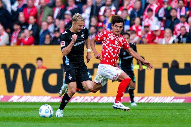 Marco Gruell (SV Werder Bremen, 17) im Zweikampf mit Kaishu Sano (1. FSV Mainz 05, 06), GER, 1. FSV Mainz 05 vs. SV Werder Bremen, Fussball, 1. Bundesliga, 3. Spieltag, Spielzeit 2024 2025, 15.09.2024. DFL DFB REGULATIONS PROHIBIT ANY USE OF PHOTOGRAPHS as IMAGE SEQUENCES and or QUASI-VIDEO. GER, 1. FSV Mainz 05 vs. SV Werder Bremen, Fussball, 1. Bundesliga, 3. Spieltag, Spielzeit 2024 2025, 15.09.2024. Mainz Copyright: xEibner-Pressefoto FlorianxWieganx EP_FWD