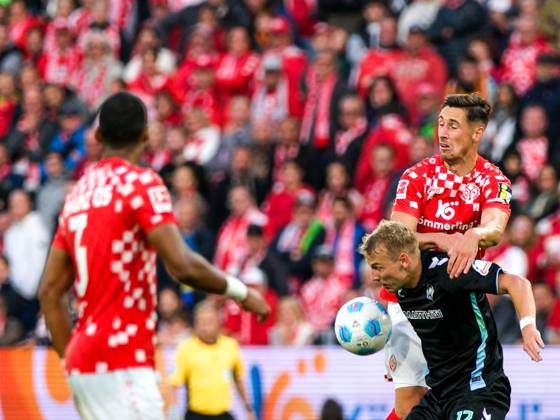 Marco Gruell (SV Werder Bremen, 17) im Zweikampf mit Dominik Kohr (1. FSV Mainz 05, 31), davor Moritz Jenz (1. FSV Mainz 05, 03), GER, 1. FSV Mainz 05 vs. SV Werder Bremen, Fussball, 1. Bundesliga, 3. Spieltag, Spielzeit 2024 2025, 15.09.2024. DFL DFB REGULATIONS PROHIBIT ANY USE OF PHOTOGRAPHS as IMAGE SEQUENCES and or QUASI-VIDEO. GER, 1. FSV Mainz 05 vs. SV Werder Bremen, Fussball, 1. Bundesliga, 3. Spieltag, Spielzeit 2024 2025, 15.09.2024. Mainz Copyright: xEibner-Pressefoto FlorianxWieganx EP_FWD