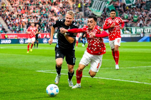 Marco Gruell (SV Werder Bremen, 17) im Zweikampf mit Paul Nebel (1. FSV Mainz 05, 08), GER, 1. FSV Mainz 05 vs. SV Werder Bremen, Fussball, 1. Bundesliga, 3. Spieltag, Spielzeit 2024 2025, 15.09.2024. DFL DFB REGULATIONS PROHIBIT ANY USE OF PHOTOGRAPHS as IMAGE SEQUENCES and or QUASI-VIDEO. GER, 1. FSV Mainz 05 vs. SV Werder Bremen, Fussball, 1. Bundesliga, 3. Spieltag, Spielzeit 2024 2025, 15.09.2024. Mainz Copyright: xEibner-Pressefoto FlorianxWieganx EP_FWD