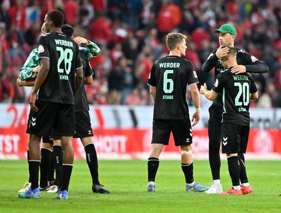 Fussball-Bundesliga - Saison 2024 2025 Mewa-Arena Mainz - 15.09.2024 1. FSV Mainz 05 (mz) - SV Werder Bremen (wb) 1:2 Trainer Ole WERNER (SV Werder Bremen) mit Jens STAGE (SV Werder Bremen) und Romano SCHMID (SV Werder Bremen) DFL REGULATIONS PROHIBIT ANY USE OF PHOTOGRAPHS AS IMAGE SEQUENCES AND OR QUASI VIDEO EDITORIAL USE ONLY NATIONAL AND INTERNATIONAL NEWS AGENCIES OUT Fussball-Bundesliga - 1. FSV Mainz 05