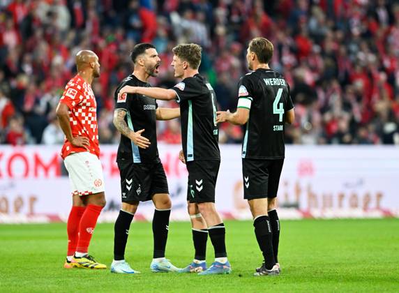 Fussball-Bundesliga - Saison 2024 2025 Mewa-Arena Mainz - 15.09.2024 1. FSV Mainz 05 (mz) - SV Werder Bremen (wb) 1:2 Jubel nach Spielende, v.li: Karim ONISIWO (1. FSV Mainz 05), Romano SCHMID (SV Werder Bremen), Jens STAGE (SV Werder Bremen) und Niklas STARK (SV Werder Bremen) DFL REGULATIONS PROHIBIT ANY USE OF PHOTOGRAPHS AS IMAGE SEQUENCES AND OR QUASI VIDEO EDITORIAL USE ONLY NATIONAL AND INTERNATIONAL NEWS AGENCIES OUT Fussball-Bundesliga - 1. FSV Mainz 05