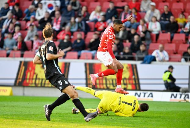 Fussball-Bundesliga - Saison 2024 2025 Mewa-Arena Mainz - 15.09.2024 1. FSV Mainz 05 (mz) - SV Werder Bremen (wb) 1:2 Phillipp MWENE (1. FSV Mainz 05) überspringt Torwart Michael ZETTERER (SV Werder Bremen) DFL REGULATIONS PROHIBIT ANY USE OF PHOTOGRAPHS AS IMAGE SEQUENCES AND OR QUASI VIDEO EDITORIAL USE ONLY NATIONAL AND INTERNATIONAL NEWS AGENCIES OUT Fussball-Bundesliga - 1. FSV Mainz 05