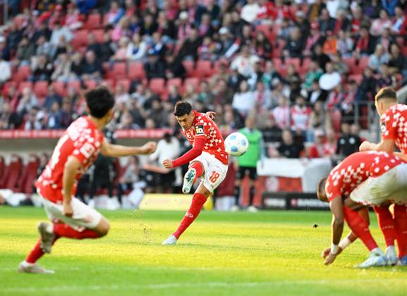 Fussball-Bundesliga - Saison 2024 2025 Mewa-Arena Mainz - 15.09.2024 1. FSV Mainz 05 (mz) - SV Werder Bremen (wb) 1:2 Nadiem AMIRI (1. FSV Mainz 05) bei einem Freistoss DFL REGULATIONS PROHIBIT ANY USE OF PHOTOGRAPHS AS IMAGE SEQUENCES AND OR QUASI VIDEO EDITORIAL USE ONLY NATIONAL AND INTERNATIONAL NEWS AGENCIES OUT Fussball-Bundesliga - 1. FSV Mainz 05