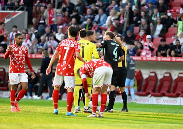 Fussball-Bundesliga - Saison 2024 2025 Mewa-Arena Mainz - 15.09.2024 1. FSV Mainz 05 (mz) - SV Werder Bremen (wb) 1:2 Marco FRIEDL (SV Werder Bremen), mi, wird von Schiedsrichter Benjamin BRAND vom Platz geschickt DFL REGULATIONS PROHIBIT ANY USE OF PHOTOGRAPHS AS IMAGE SEQUENCES AND OR QUASI VIDEO EDITORIAL USE ONLY NATIONAL AND INTERNATIONAL NEWS AGENCIES OUT Fussball-Bundesliga - 1. FSV Mainz 05