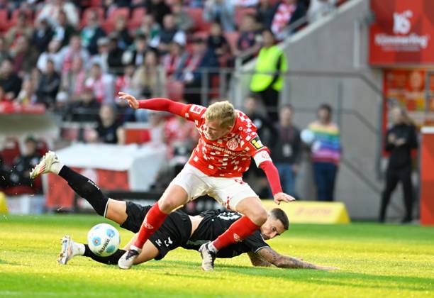 Fussball-Bundesliga - Saison 2024 2025 Mewa-Arena Mainz - 15.09.2024 1. FSV Mainz 05 (mz) - SV Werder Bremen (wb) 1:2 Jonathan BURKARDT (1. FSV Mainz 05), vorne - gefoult von Marco FRIEDL (SV Werder Bremen) DFL REGULATIONS PROHIBIT ANY USE OF PHOTOGRAPHS AS IMAGE SEQUENCES AND OR QUASI VIDEO EDITORIAL USE ONLY NATIONAL AND INTERNATIONAL NEWS AGENCIES OUT Fussball-Bundesliga - 1. FSV Mainz 05
