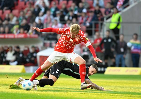 Fussball-Bundesliga - Saison 2024 2025 Mewa-Arena Mainz - 15.09.2024 1. FSV Mainz 05 (mz) - SV Werder Bremen (wb) 1:2 Jonathan BURKARDT (1. FSV Mainz 05), vorne - gefoult von Marco FRIEDL (SV Werder Bremen) DFL REGULATIONS PROHIBIT ANY USE OF PHOTOGRAPHS AS IMAGE SEQUENCES AND OR QUASI VIDEO EDITORIAL USE ONLY NATIONAL AND INTERNATIONAL NEWS AGENCIES OUT Fussball-Bundesliga - 1. FSV Mainz 05