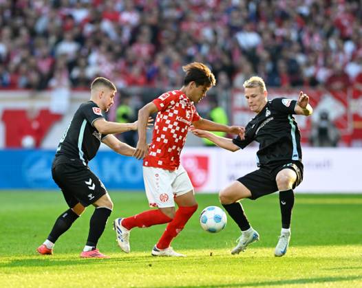 Fussball-Bundesliga - Saison 2024 2025 Mewa-Arena Mainz - 15.09.2024 1. FSV Mainz 05 (mz) - SV Werder Bremen (wb) 1:2 V.li: Anthony JUNG (SV Werder Bremen), Kaishu SANO (mz), Senne LYNEN (SV Werder Bremen) DFL REGULATIONS PROHIBIT ANY USE OF PHOTOGRAPHS AS IMAGE SEQUENCES AND OR QUASI VIDEO EDITORIAL USE ONLY NATIONAL AND INTERNATIONAL NEWS AGENCIES OUT Fussball-Bundesliga - 1. FSV Mainz 05