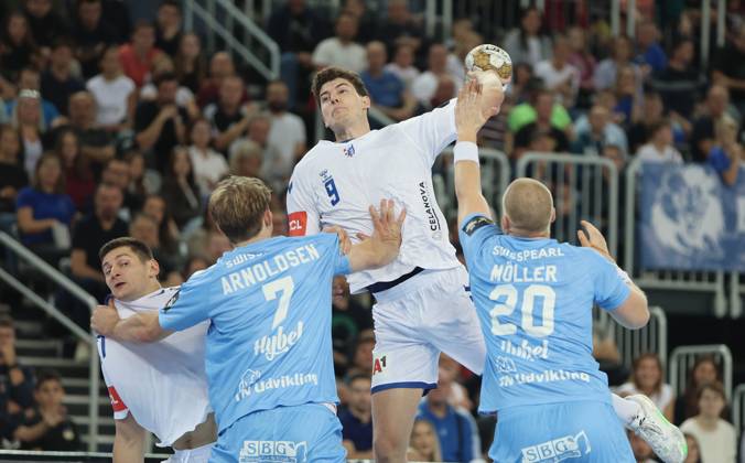 Sport Bilder des Tages HC Zagreb v Aalborg Handbold - EHF Champions League ZAGREB, CROATIA - SEPTEMBER 18: Luka Lovre Klarica of HC Zagreb is challenged by Felix Moller of Aalborg Handbold and Thomas Arnoldsen of Aalborg Handbold during EHF Champions League Group Phase match between HC Zagreb and Aalborg Handbold at Arena Zagreb on September 18, 2024 in Zagreb, Croatia. SanjinxStrukic PIXSELL