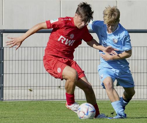 Fussball in Essen ** NUR FÜR REDAKTIONELLE ZWECKE ** EDITORIAL USE ONLY **<p>Ioannis Iliadis von der RWE U17, U 17 im Spiel gegen Ruben Konstantin Schneider vom VfL Bochum 1848. Das Spiel der U17 DFB-Nachwuchsliga - Vorrunde am 21.09.2024 auf der BSA Mitte 2, Seumannstraße 55 endete X:X. Michael Gohl FUNKE Foto Services< p> Deutschland Nordrhein-Westfalen Essen Copyright: MichaelxGohl