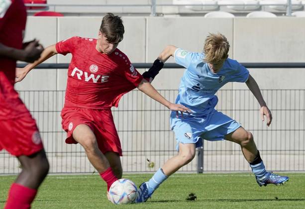 Fussball in Essen ** NUR FÜR REDAKTIONELLE ZWECKE ** EDITORIAL USE ONLY **<p>Ioannis Iliadis von der RWE U17, U 17 im Spiel gegen Ruben Konstantin Schneider vom VfL Bochum 1848. Das Spiel der U17 DFB-Nachwuchsliga - Vorrunde am 21.09.2024 auf der BSA Mitte 2, Seumannstraße 55 endete X:X. Michael Gohl FUNKE Foto Services< p> Deutschland Nordrhein-Westfalen Essen Copyright: MichaelxGohl