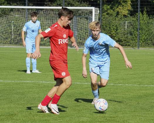Fussball in Essen ** NUR FÜR REDAKTIONELLE ZWECKE ** EDITORIAL USE ONLY **<p>Ioannis Iliadis von der RWE U17, U 17 im Spiel gegen Elias Brands vom VfL Bochum 1848. Das Spiel der U17 DFB-Nachwuchsliga - Vorrunde am 21.09.2024 auf der BSA Mitte 2, Seumannstraße 55 endete X:X. Michael Gohl FUNKE Foto Services< p> Deutschland Nordrhein-Westfalen Essen Copyright: MichaelxGohl