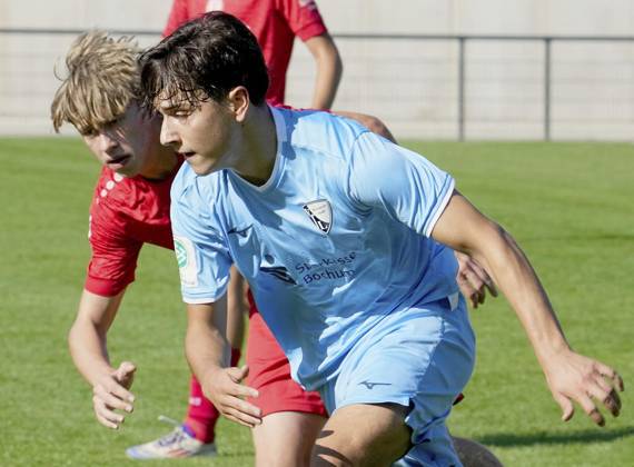 Fussball in Essen ** NUR FÜR REDAKTIONELLE ZWECKE ** EDITORIAL USE ONLY **<p>Kjell-Luan Nagel von der RWE U17, U 17 im Spiel gegen Elia-Giona Salamone vom VfL Bochum 1848. Das Spiel der U17 DFB-Nachwuchsliga - Vorrunde am 21.09.2024 auf der BSA Mitte 2, Seumannstraße 55 endete X:X. Michael Gohl FUNKE Foto Services< p> Deutschland Nordrhein-Westfalen Essen Copyright: MichaelxGohl