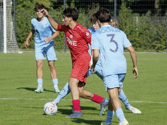Fussball in Essen ** NUR FÜR REDAKTIONELLE ZWECKE ** EDITORIAL USE ONLY **<p>Baran Eren von der RWE U17, U 17 im Spiel gegen Paul Zeppenfeld vom VfL Bochum 1848. Das Spiel der U17 DFB-Nachwuchsliga - Vorrunde am 21.09.2024 auf der BSA Mitte 2, Seumannstraße 55 endete X:X. Michael Gohl FUNKE Foto Services< p> Deutschland Nordrhein-Westfalen Essen Copyright: MichaelxGohl