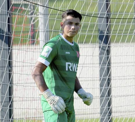 Fussball in Essen ** NUR FÜR REDAKTIONELLE ZWECKE ** EDITORIAL USE ONLY **<p>Colin Vogel von der RWE U17, U 17 im Spiel gegen VfL Bochum 1848. Das Spiel der U17 DFB-Nachwuchsliga - Vorrunde am 21.09.2024 auf der BSA Mitte 2, Seumannstraße 55 endete X:X. Michael Gohl FUNKE Foto Services< p> Deutschland Nordrhein-Westfalen Essen Copyright: MichaelxGohl