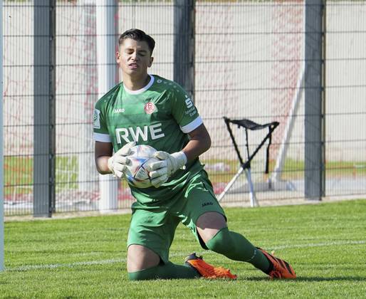 Fussball in Essen ** NUR FÜR REDAKTIONELLE ZWECKE ** EDITORIAL USE ONLY **<p>Colin Vogel von der RWE U17, U 17 im Spiel gegen VfL Bochum 1848. Das Spiel der U17 DFB-Nachwuchsliga - Vorrunde am 21.09.2024 auf der BSA Mitte 2, Seumannstraße 55 endete X:X. Michael Gohl FUNKE Foto Services< p> Deutschland Nordrhein-Westfalen Essen Copyright: MichaelxGohl