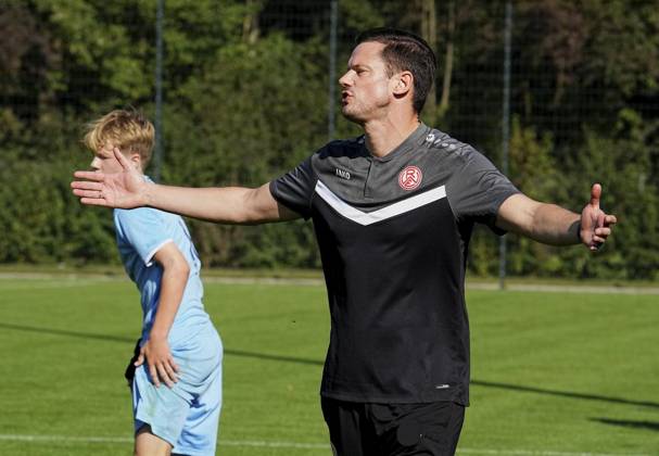 Fussball in Essen ** NUR FÜR REDAKTIONELLE ZWECKE ** EDITORIAL USE ONLY **<p>Trainer Michael Delura von der RWE U17, U 17 im Spiel gegen VfL Bochum 1848. Das Spiel der U17 DFB-Nachwuchsliga - Vorrunde am 21.09.2024 auf der BSA Mitte 2, Seumannstraße 55 endete X:X. Michael Gohl FUNKE Foto Services< p> Deutschland Nordrhein-Westfalen Essen Copyright: MichaelxGohl