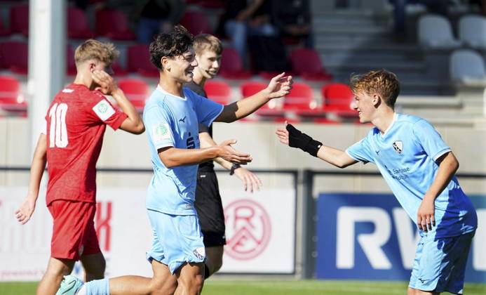 Fussball in Essen ** NUR FÜR REDAKTIONELLE ZWECKE ** EDITORIAL USE ONLY **<p>Elhan Kovacevic und Ruben Konstantin Schneider vom VfL Bochum 1848 freuen sich über das 1:0 gegen die U17, U 17 von RWE. Das Spiel der U17 DFB-Nachwuchsliga - Vorrunde am 21.09.2024 auf der BSA Mitte 2, Seumannstraße 55 endete X:X. Michael Gohl FUNKE Foto Services< p> Deutschland Nordrhein-Westfalen Essen Copyright: MichaelxGohl