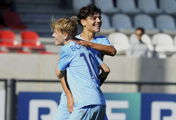 Fussball in Essen ** NUR FÜR REDAKTIONELLE ZWECKE ** EDITORIAL USE ONLY **<p>Elhan Kovacevic und Ruben Konstantin Schneider vom VfL Bochum 1848 freuen sich über das 1:0 gegen die U17, U 17 von RWE. Das Spiel der U17 DFB-Nachwuchsliga - Vorrunde am 21.09.2024 auf der BSA Mitte 2, Seumannstraße 55 endete X:X. Michael Gohl FUNKE Foto Services< p> Deutschland Nordrhein-Westfalen Essen Copyright: MichaelxGohl