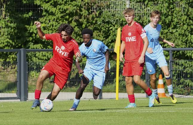 Fussball in Essen ** NUR FÜR REDAKTIONELLE ZWECKE ** EDITORIAL USE ONLY **<p>Baran Eren von der RWE U17, U 17 im Spiel gegen Nico Joel vom VfL Bochum 1848. Das Spiel der U17 DFB-Nachwuchsliga - Vorrunde am 21.09.2024 auf der BSA Mitte 2, Seumannstraße 55 endete X:X. Michael Gohl FUNKE Foto Services< p> Deutschland Nordrhein-Westfalen Essen Copyright: MichaelxGohl
