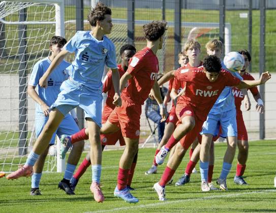 Fussball in Essen ** NUR FÜR REDAKTIONELLE ZWECKE ** EDITORIAL USE ONLY **<p>Bilal Charkaoui von der RWE U17, U 17 im Spiel gegen den VfL Bochum 1848. Das Spiel der U17 DFB-Nachwuchsliga - Vorrunde am 21.09.2024 auf der BSA Mitte 2, Seumannstraße 55 endete X:X. Michael Gohl FUNKE Foto Services< p> Deutschland Nordrhein-Westfalen Essen Copyright: MichaelxGohl