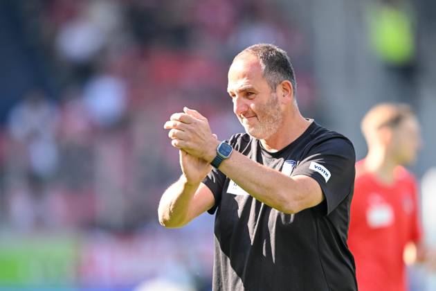 Trainer Frank Schmidt (1.FC Heidenheim) gestikuliert, gestik waehrend des Spiels der 1. Bundesliga zwischen dem 1. FC Heidenheim 1846 und SC Freiburg, Voith-Arena am 21. September 2024 in Heidenheim, Deutschland. (Foto von Harry Langer DeFodi Images) +++ Trainer Frank Schmidt (1.FC Heidenheim) gestures during the Bundesliga match between 1. FC Heidenheim 1846 and SC Freiburg at Voith Arena on September 21, 2024 in Heidenheim, Germany. (Photo by Harry Langer DeFodi Images) DFL regulations prohibit any use of photographs as image sequences and or quasi-video. Defodi-541_FCHSCF20240920_008