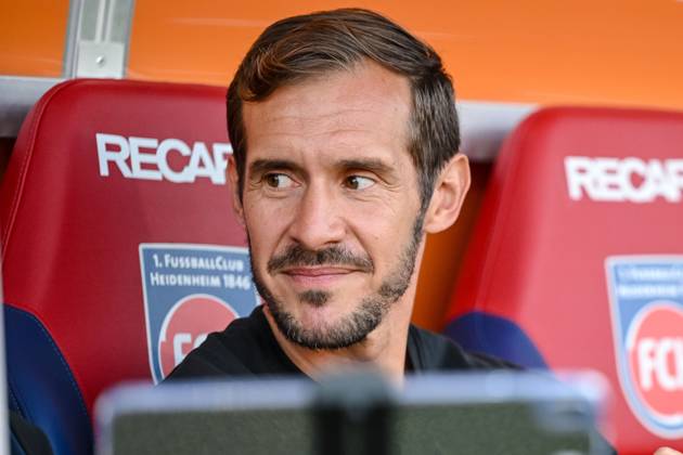 Trainer Julian Schuster (SC Freiburg) Schaut waehrend des Spiels der 1. Bundesliga zwischen dem 1. FC Heidenheim 1846 und SC Freiburg, Voith-Arena am 21. September 2024 in Heidenheim, Deutschland. (Foto von Harry Langer DeFodi Images) +++ Trainer Julian Schuster (SC Freiburg) Looks on during the Bundesliga match between 1. FC Heidenheim 1846 and SC Freiburg at Voith Arena on September 21, 2024 in Heidenheim, Germany. (Photo by Harry Langer DeFodi Images) DFL regulations prohibit any use of photographs as image sequences and or quasi-video. Defodi-541_FCHSCF20240920_014