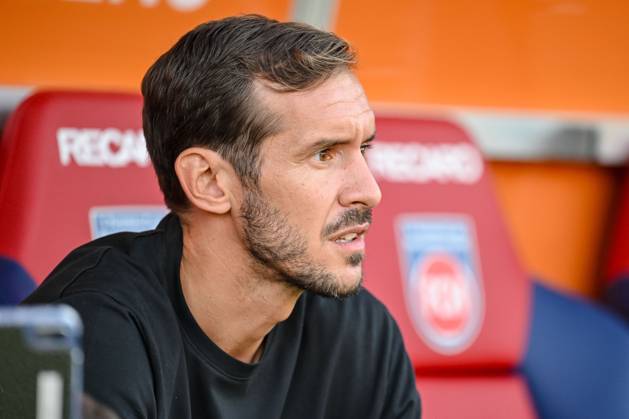 Trainer Julian Schuster (SC Freiburg) Schaut waehrend des Spiels der 1. Bundesliga zwischen dem 1. FC Heidenheim 1846 und SC Freiburg, Voith-Arena am 21. September 2024 in Heidenheim, Deutschland. (Foto von Harry Langer DeFodi Images) +++ Trainer Julian Schuster (SC Freiburg) Looks on during the Bundesliga match between 1. FC Heidenheim 1846 and SC Freiburg at Voith Arena on September 21, 2024 in Heidenheim, Germany. (Photo by Harry Langer DeFodi Images) DFL regulations prohibit any use of photographs as image sequences and or quasi-video. Defodi-541_FCHSCF20240920_015