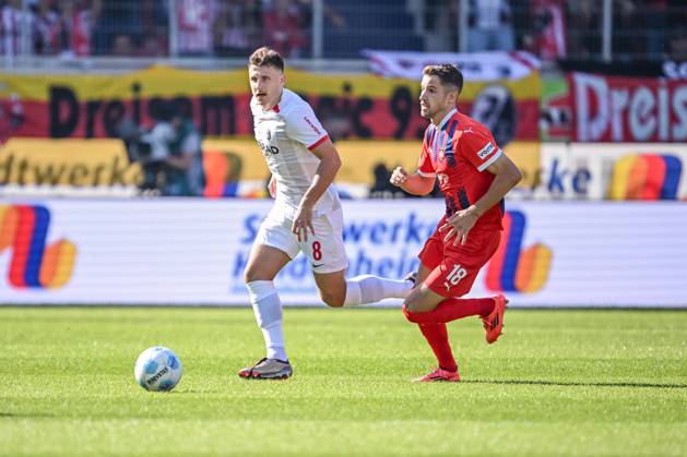 Maximilian Eggestein (SC Freiburg) und Marvin Pieringer (1.FC Heidenheim) im Zweikampf waehrend des Spiels der 1. Bundesliga zwischen dem 1. FC Heidenheim 1846 und SC Freiburg, Voith-Arena am 21. September 2024 in Heidenheim, Deutschland. (Foto von Harry Langer DeFodi Images) +++ Maximilian Eggestein (SC Freiburg) und Marvin Pieringer (1.FC Heidenheim) battle for the ball during the Bundesliga match between 1. FC Heidenheim 1846 and SC Freiburg at Voith Arena on September 21, 2024 in Heidenheim, Germany. (Photo by Harry Langer DeFodi Images) DFL regulations prohibit any use of photographs as image sequences and or quasi-video. Defodi-541_FCHSCF20240920_019
