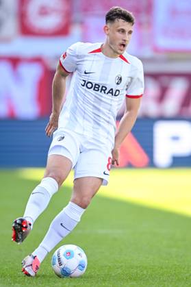 Maximilian Eggestein (SC Freiburg) in Aktion, am Ball, Einzelaktion waehrend des Spiels der 1. Bundesliga zwischen dem 1. FC Heidenheim 1846 und SC Freiburg, Voith-Arena am 21. September 2024 in Heidenheim, Deutschland. (Foto von Harry Langer DeFodi Images) +++ Maximilian Eggestein (SC Freiburg) controls the Ball during the Bundesliga match between 1. FC Heidenheim 1846 and SC Freiburg at Voith Arena on September 21, 2024 in Heidenheim, Germany. (Photo by Harry Langer DeFodi Images) DFL regulations prohibit any use of photographs as image sequences and or quasi-video. Defodi-541_FCHSCF20240920_025