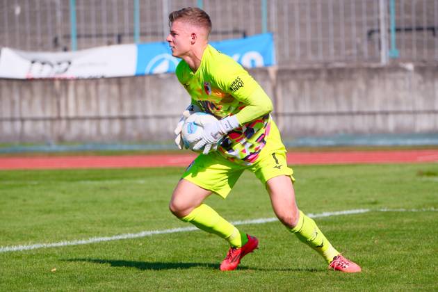 Finn Dahmen (1, FC Augsburg II) Halt den Ball sicher beim Spiel FC Augsburg II v Würzburger Kickers, Fußball, Herren, Regionalliga Bayern 2024 2025, 10.Spieltag am 21.09.2024 in Augsburg, Rosenaustadion. Bayern Deutschland