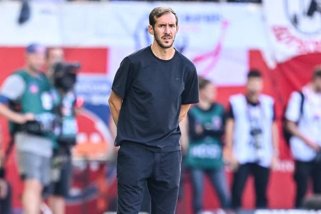 Trainer Julian Schuster(SC Freiburg) Schaut waehrend des Spiels der 1. Bundesliga zwischen dem 1. FC Heidenheim 1846 und SC Freiburg, Voith-Arena am 21. September 2024 in Heidenheim, Deutschland. (Foto von Harry Langer DeFodi Images) +++ Trainer Julian Schuster(SC Freiburg) Looks on during the Bundesliga match between 1. FC Heidenheim 1846 and SC Freiburg at Voith Arena on September 21, 2024 in Heidenheim, Germany. (Photo by Harry Langer DeFodi Images) DFL regulations prohibit any use of photographs as image sequences and or quasi-video. Defodi-541_FCHSCF20240920_059