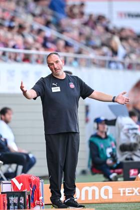 Trainer Frank Schmidt (1.FC Heidenheim) gestikuliert, gestik waehrend des Spiels der 1. Bundesliga zwischen dem 1. FC Heidenheim 1846 und SC Freiburg, Voith-Arena am 21. September 2024 in Heidenheim, Deutschland. (Foto von Harry Langer DeFodi Images) +++ Trainer Frank Schmidt (1.FC Heidenheim) gestures during the Bundesliga match between 1. FC Heidenheim 1846 and SC Freiburg at Voith Arena on September 21, 2024 in Heidenheim, Germany. (Photo by Harry Langer DeFodi Images) DFL regulations prohibit any use of photographs as image sequences and or quasi-video. Defodi-541_FCHSCF20240920_061