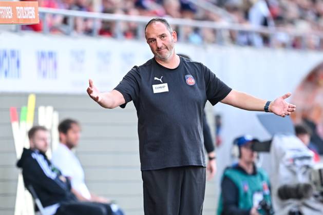 Trainer Frank Schmidt (1.FC Heidenheim) gestikuliert, gestik waehrend des Spiels der 1. Bundesliga zwischen dem 1. FC Heidenheim 1846 und SC Freiburg, Voith-Arena am 21. September 2024 in Heidenheim, Deutschland. (Foto von Harry Langer DeFodi Images) +++ Trainer Frank Schmidt (1.FC Heidenheim) gestures during the Bundesliga match between 1. FC Heidenheim 1846 and SC Freiburg at Voith Arena on September 21, 2024 in Heidenheim, Germany. (Photo by Harry Langer DeFodi Images) DFL regulations prohibit any use of photographs as image sequences and or quasi-video. Defodi-541_FCHSCF20240920_062