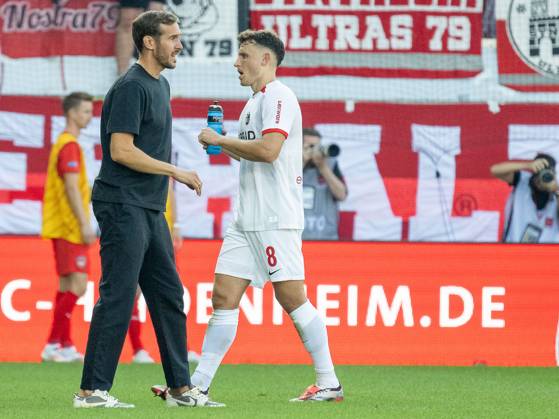 Julian Schuster (SC Freiburg, Trainer) nach Tor zum 0:3 durch Vincenzo Grifo (SC Freiburg, 32), mit Maximilan Eggestein (SC Freiburg, 08), GER, FC Heidenheim vs. SC Freiburg, Fussball, Bundesliga, 4. Spieltag, Spielzeit 2024 2025, 21.09.2024, DFL REGULATIONS PROHIBIT ANY USE OF PHOTOGRAPHS AS IMAGE SEQUENCES AND OR QUASI-VIDEO Eibner-Pressefoto Sascha Walther GER, FC Heidenheim vs. SC Freiburg, Fussball, Bundesliga, 4. Spieltag, Spielzeit 2024 2025, 21.09.2024 Heidenheim Copyright: xEibner-Pressefotox EP_EER