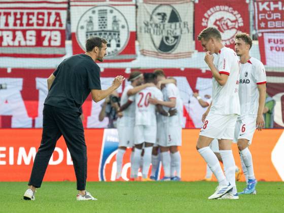 Julian Schuster (SC Freiburg, Trainer) nach Tor zum 0:3 durch Vincenzo Grifo (SC Freiburg, 32), mit Matthias Ginter (SC Freiburg, 28) und Patrick Osterhage (SC Freiburg, 06), im Hintergrund die Traube aus Freiburgspielern beim Jubel, GER, FC Heidenheim vs. SC Freiburg, Fussball, Bundesliga, 4. Spieltag, Spielzeit 2024 2025, 21.09.2024, DFL REGULATIONS PROHIBIT ANY USE OF PHOTOGRAPHS AS IMAGE SEQUENCES AND OR QUASI-VIDEO Eibner-Pressefoto Sascha Walther GER, FC Heidenheim vs. SC Freiburg, Fussball, Bundesliga, 4. Spieltag, Spielzeit 2024 2025, 21.09.2024 Heidenheim Copyright: xEibner-Pressefotox EP_EER