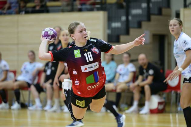 Viktoria Marksteiner (Halle, 10), SV Union Halle-Neustadt - ESV 1927 Regensburg, Handball Frauen, 2. Bundesliga Frauen, 3. Spieltag, Saison 2024 25, 21.09.2024 Halle SWH Arena Sachsen-Anhalt Deutschland