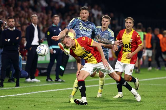 DEVENTER - (l-r) Joris Kramer of Go Ahead Eagles, Wout Weghorst of Ajax during the Dutch Eredivisie match between Go Ahead Eagles and Ajax at De Adelaarshorst on Sept. 21, 2024 in Deventer, Netherlands. ANP VINCENT JANNINK Dutch Eredivisie 2024 25 xVIxANPxSportx xxANPxIVx 509042912 originalFilename: 509042912