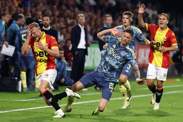 DEVENTER - (l-r) Joris Kramer of Go Ahead Eagles, Wout Weghorst of Ajax during the Dutch Eredivisie match between Go Ahead Eagles and Ajax at De Adelaarshorst on Sept. 21, 2024 in Deventer, Netherlands. ANP VINCENT JANNINK Dutch Eredivisie 2024 25 xVIxANPxSportx xxANPxIVx 509042992 originalFilename: 509042992