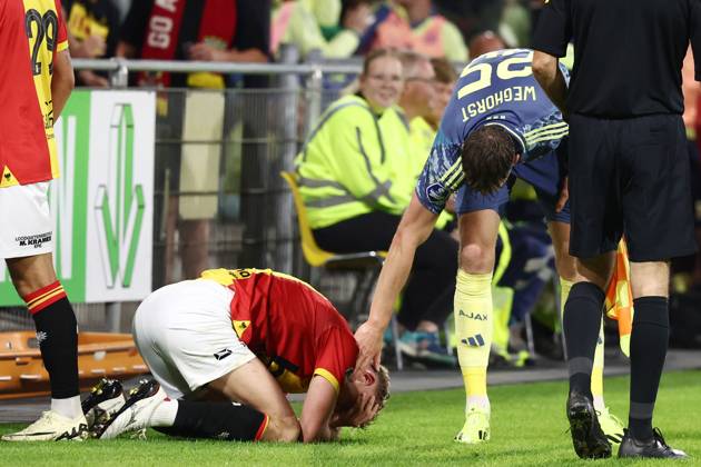 DEVENTER - (l-r) Joris Kramer of Go Ahead Eagles, Wout Weghorst of Ajax during the Dutch Eredivisie match between Go Ahead Eagles and Ajax at De Adelaarshorst on Sept. 21, 2024 in Deventer, Netherlands. ANP VINCENT JANNINK Dutch Eredivisie 2024 25 xVIxANPxSportx xxANPxIVx 509043015 originalFilename: 509043015