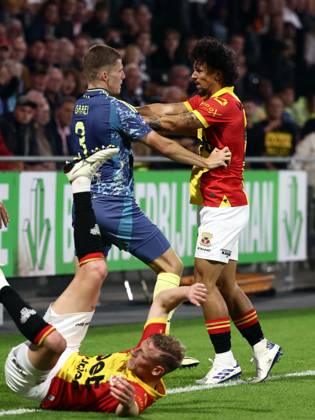DEVENTER - (l-r) Joris Kramer of Go Ahead Eagles, Anton Gaaei of Ajax, Luca Everink of Go Ahead Eagles during the Dutch Eredivisie match between Go Ahead Eagles and Ajax at De Adelaarshorst on Sept. 21, 2024 in Deventer, Netherlands. ANP VINCENT JANNINK Dutch Eredivisie 2024 25 xVIxANPxSportx xxANPxIVx 509048258 originalFilename: 509048258