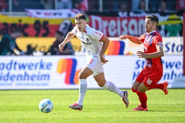 Maximilian Eggestein (SC Freiburg) und Marvin Pieringer (1.FC Heidenheim) im Zweikampf waehrend des Spiels der 1. Bundesliga zwischen dem 1. FC Heidenheim 1846 und SC Freiburg, Voith-Arena am 21. September 2024 in Heidenheim, Deutschland. (Foto von Harry Langer DeFodi Images) +++ Maximilian Eggestein (SC Freiburg) und Marvin Pieringer (1.FC Heidenheim) battle for the ball during the Bundesliga match between 1. FC Heidenheim 1846 and SC Freiburg at Voith Arena on September 21, 2024 in Heidenheim, Germany. (Photo by Harry Langer DeFodi Images) DFL regulations prohibit any use of photographs as image sequences and or quasi-video. Defodi-541_FCHSCF20240920_148