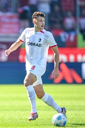Maximilian Eggestein (SC Freiburg) in Aktion, am Ball, Einzelaktion waehrend des Spiels der 1. Bundesliga zwischen dem 1. FC Heidenheim 1846 und SC Freiburg, Voith-Arena am 21. September 2024 in Heidenheim, Deutschland. (Foto von Harry Langer DeFodi Images) +++ Maximilian Eggestein (SC Freiburg) controls the Ball during the Bundesliga match between 1. FC Heidenheim 1846 and SC Freiburg at Voith Arena on September 21, 2024 in Heidenheim, Germany. (Photo by Harry Langer DeFodi Images) DFL regulations prohibit any use of photographs as image sequences and or quasi-video. Defodi-541_FCHSCF20240920_158