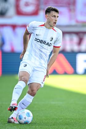 Maximilian Eggestein (SC Freiburg) in Aktion, am Ball, Einzelaktion waehrend des Spiels der 1. Bundesliga zwischen dem 1. FC Heidenheim 1846 und SC Freiburg, Voith-Arena am 21. September 2024 in Heidenheim, Deutschland. (Foto von Harry Langer DeFodi Images) +++ Maximilian Eggestein (SC Freiburg) controls the Ball during the Bundesliga match between 1. FC Heidenheim 1846 and SC Freiburg at Voith Arena on September 21, 2024 in Heidenheim, Germany. (Photo by Harry Langer DeFodi Images) DFL regulations prohibit any use of photographs as image sequences and or quasi-video. Defodi-541_FCHSCF20240920_162
