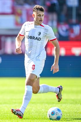 Maximilian Eggestein (SC Freiburg) in Aktion, am Ball, Einzelaktion waehrend des Spiels der 1. Bundesliga zwischen dem 1. FC Heidenheim 1846 und SC Freiburg, Voith-Arena am 21. September 2024 in Heidenheim, Deutschland. (Foto von Harry Langer DeFodi Images) +++ Maximilian Eggestein (SC Freiburg) controls the Ball during the Bundesliga match between 1. FC Heidenheim 1846 and SC Freiburg at Voith Arena on September 21, 2024 in Heidenheim, Germany. (Photo by Harry Langer DeFodi Images) DFL regulations prohibit any use of photographs as image sequences and or quasi-video. Defodi-541_FCHSCF20240920_159