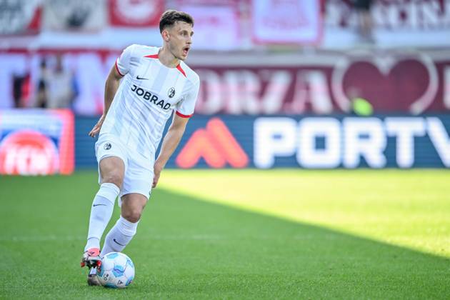 Maximilian Eggestein (SC Freiburg) in Aktion, am Ball, Einzelaktion waehrend des Spiels der 1. Bundesliga zwischen dem 1. FC Heidenheim 1846 und SC Freiburg, Voith-Arena am 21. September 2024 in Heidenheim, Deutschland. (Foto von Harry Langer DeFodi Images) +++ Maximilian Eggestein (SC Freiburg) controls the Ball during the Bundesliga match between 1. FC Heidenheim 1846 and SC Freiburg at Voith Arena on September 21, 2024 in Heidenheim, Germany. (Photo by Harry Langer DeFodi Images) DFL regulations prohibit any use of photographs as image sequences and or quasi-video. Defodi-541_FCHSCF20240920_163
