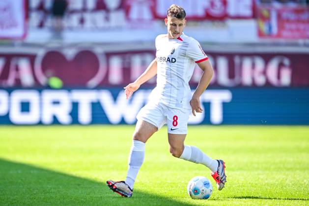 Maximilian Eggestein (SC Freiburg) in Aktion, am Ball, Einzelaktion waehrend des Spiels der 1. Bundesliga zwischen dem 1. FC Heidenheim 1846 und SC Freiburg, Voith-Arena am 21. September 2024 in Heidenheim, Deutschland. (Foto von Harry Langer DeFodi Images) +++ Maximilian Eggestein (SC Freiburg) controls the Ball during the Bundesliga match between 1. FC Heidenheim 1846 and SC Freiburg at Voith Arena on September 21, 2024 in Heidenheim, Germany. (Photo by Harry Langer DeFodi Images) DFL regulations prohibit any use of photographs as image sequences and or quasi-video. Defodi-541_FCHSCF20240920_160