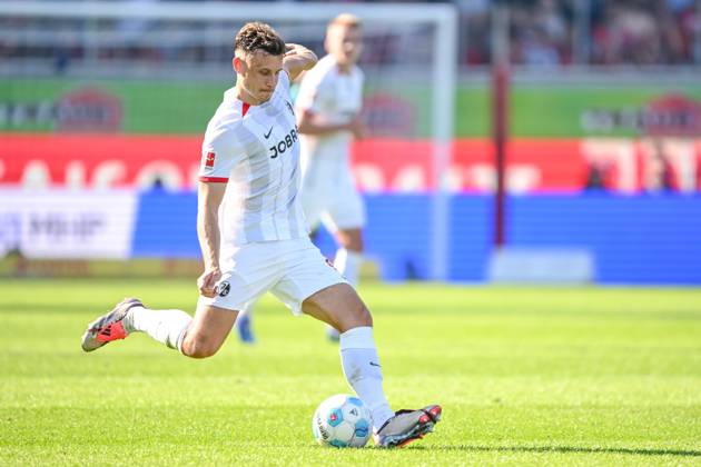Maximilian Eggestein (SC Freiburg) in Aktion, am Ball, Einzelaktion waehrend des Spiels der 1. Bundesliga zwischen dem 1. FC Heidenheim 1846 und SC Freiburg, Voith-Arena am 21. September 2024 in Heidenheim, Deutschland. (Foto von Harry Langer DeFodi Images) +++ Maximilian Eggestein (SC Freiburg) controls the Ball during the Bundesliga match between 1. FC Heidenheim 1846 and SC Freiburg at Voith Arena on September 21, 2024 in Heidenheim, Germany. (Photo by Harry Langer DeFodi Images) DFL regulations prohibit any use of photographs as image sequences and or quasi-video. Defodi-541_FCHSCF20240920_189