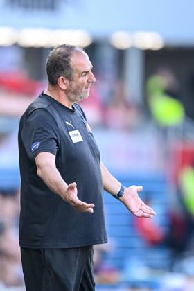 Trainer Frank Schmidt (1.FC Heidenheim) gestikuliert, gestik waehrend des Spiels der 1. Bundesliga zwischen dem 1. FC Heidenheim 1846 und SC Freiburg, Voith-Arena am 21. September 2024 in Heidenheim, Deutschland. (Foto von Harry Langer DeFodi Images) +++ Trainer Frank Schmidt (1.FC Heidenheim) gestures during the Bundesliga match between 1. FC Heidenheim 1846 and SC Freiburg at Voith Arena on September 21, 2024 in Heidenheim, Germany. (Photo by Harry Langer DeFodi Images) DFL regulations prohibit any use of photographs as image sequences and or quasi-video. Defodi-541_FCHSCF20240920_224